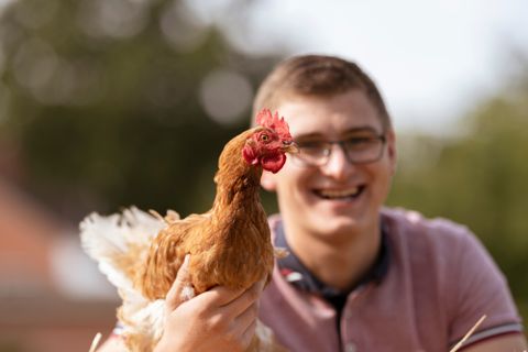 Tim mit einem Huhn